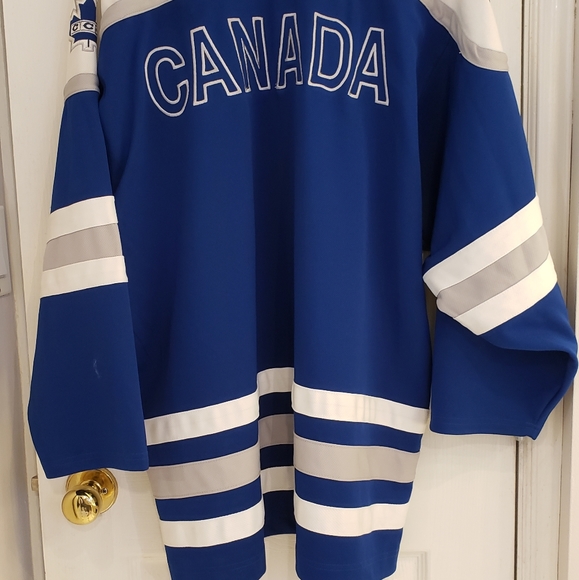 2010 Olympics Team Canada 🇨🇦 Jersey - Picture 2 of 7